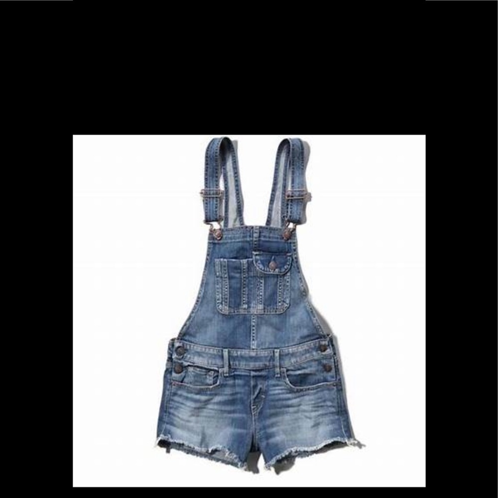 Abercrombie &Fitch  distressed shorts overall